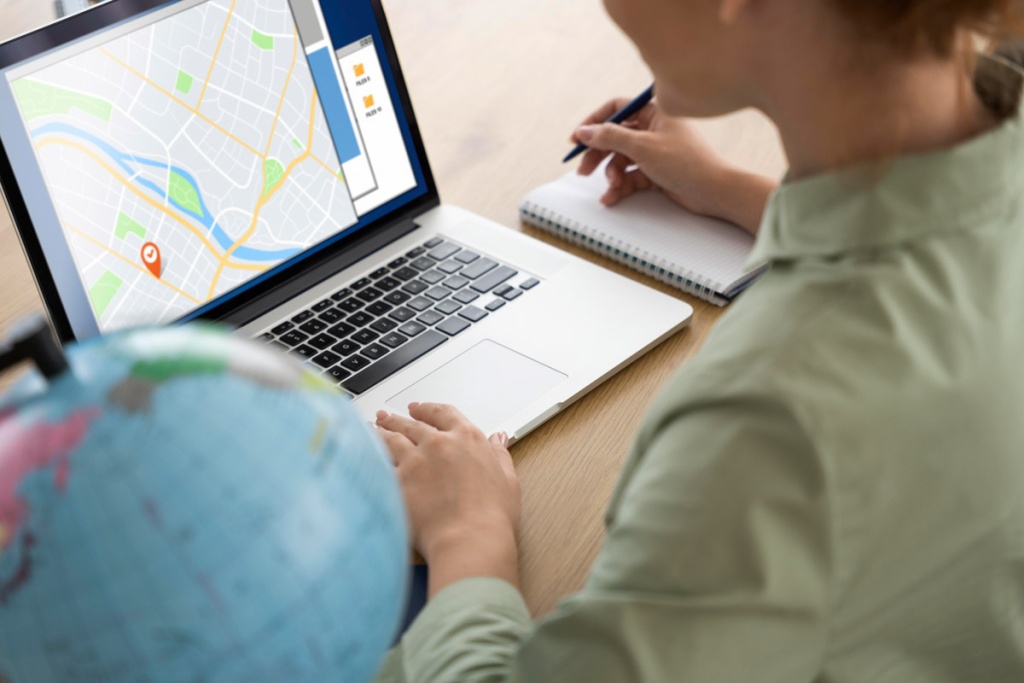 travel-agent-offering-trip-planning-clients-1200.jpg